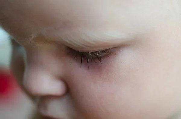 Kleine baby is huilen. Tranen in haar ogen close-up. — Stockfoto