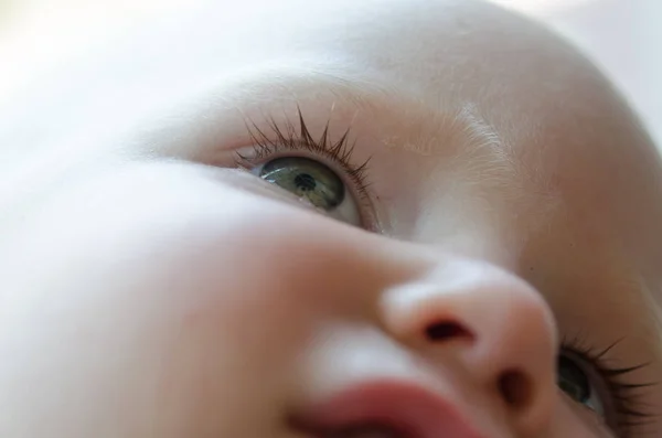 Baby weint. Tränen in ihren Augen aus nächster Nähe. — Stockfoto