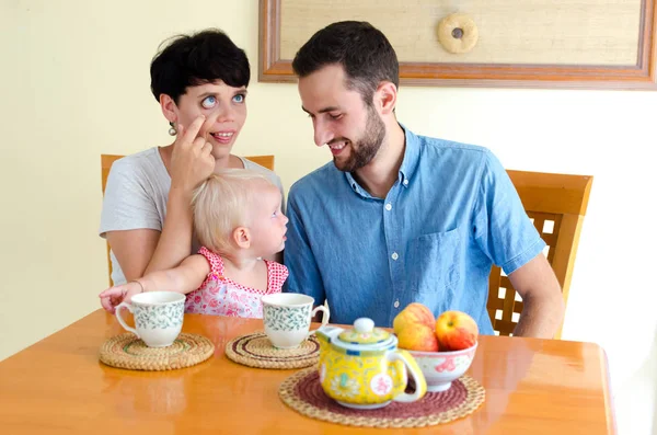 Jonge familie thuis in het weekend. Familie thee drinken. — Stockfoto