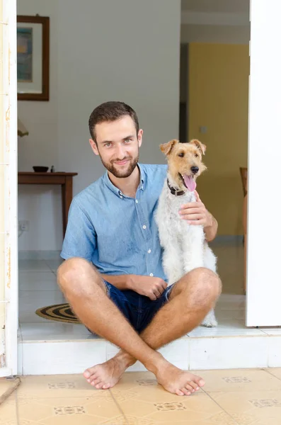 Een man en een hond. Man zit op de veranda met zijn huisdier. — Stockfoto