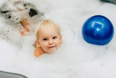 Banyo köpük dolu, bir çocuk Yüzme. 