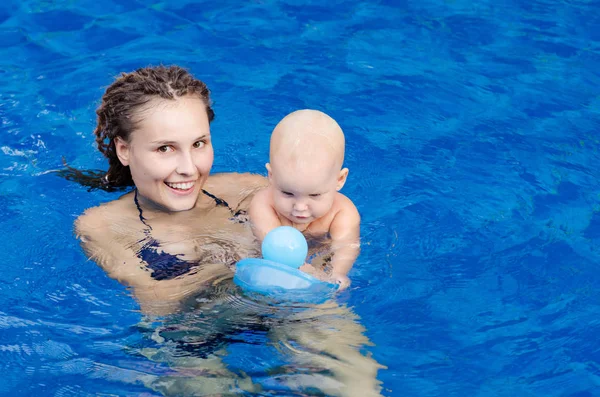Juegos en la piscina al aire libre. Familia de vacaciones. Spa Resort — Foto de Stock