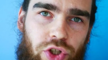 Kameraya konuşan genç yetişkin adam