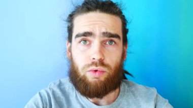 Kameraya konuşan genç mutsuz, ciddi adam