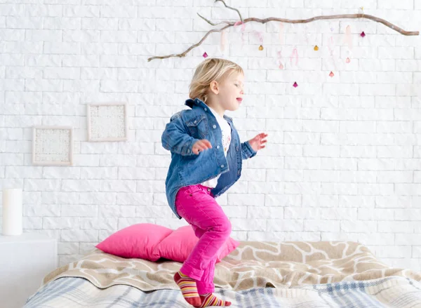 행복 한 아이 여자 침대에 점프 — 스톡 사진