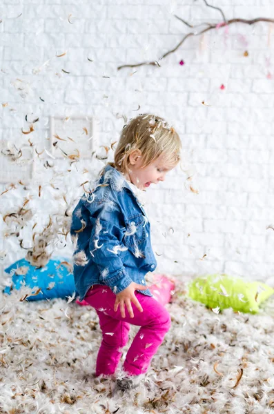 Ein schönes Kind, das das Leben genießt — Stockfoto