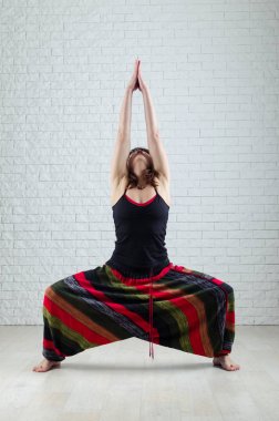 Kadın pratik yoga. Yoga öğretmeni. Kapalı eğitim.