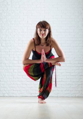 Kadın pratik yoga. Yoga öğretmeni. Kapalı eğitim.