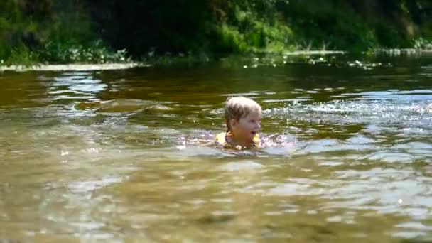 A menina aprende a nadar em águas rasas . — Vídeo de Stock