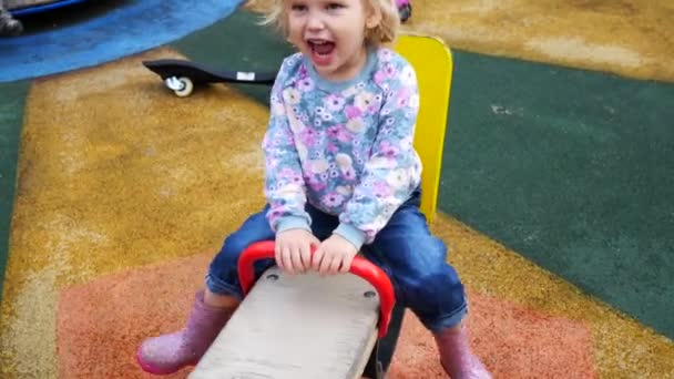 Criança no parque infantil . — Vídeo de Stock