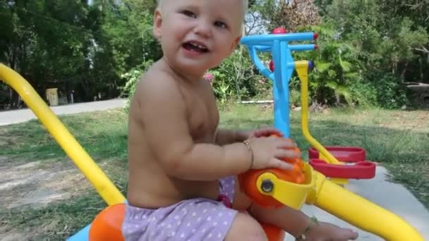 Bebé en el patio — Vídeos de Stock