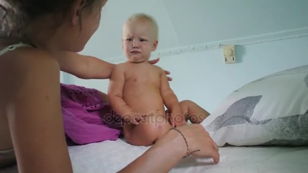 Baby wacht einfach auf und weint. — Stockvideo