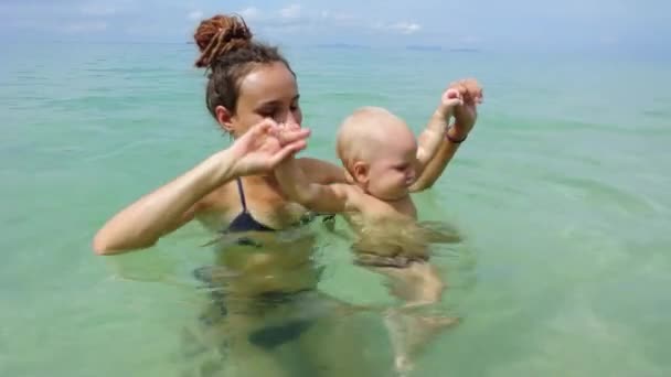 母亲和孩子在海里游泳. — 图库视频影像