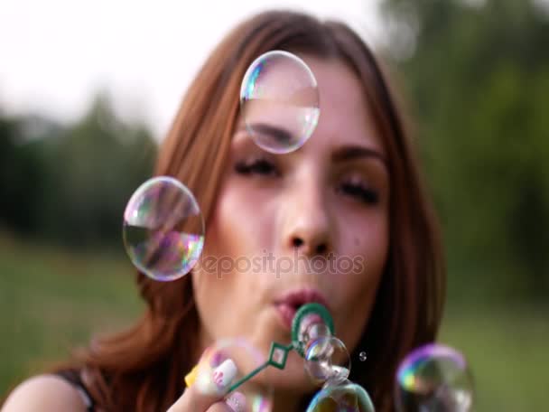 Hermosa chica soplando burbujas de jabón. Muy sexy y romántico al mismo tiempo . — Vídeos de Stock