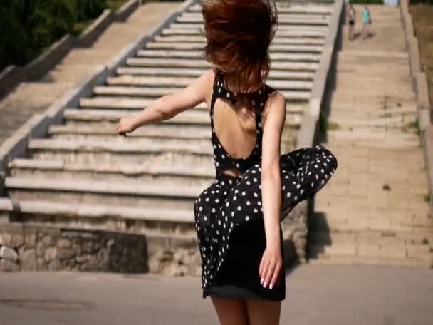 Hermosa joven en un vestido en la calle . — Vídeo de stock