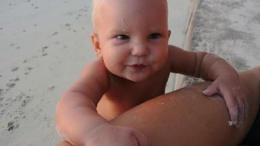 Çocuk annesine tutunur ve gıda için sorar.