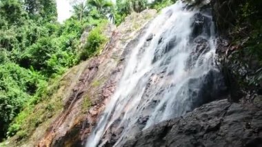 Küçük bir şelale