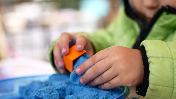 A gyermek játsszák kinetic-homok. — Stock videók