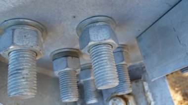 Kazık cıvata ile sabitleme.