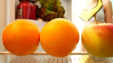 o kadın turuncu alır