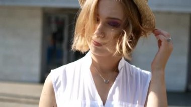Bir kız kentsel video portre.