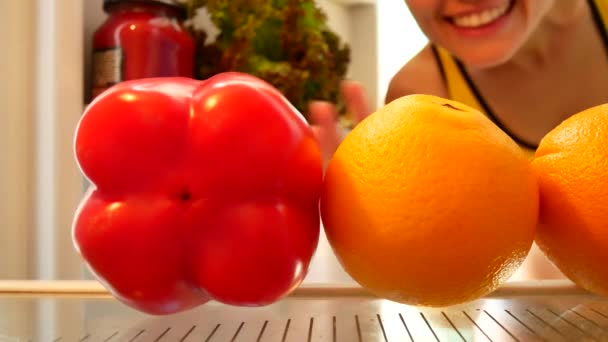 De vrouw neemt de paprika — Stockvideo