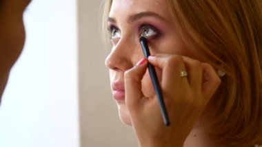 Makyöz makyaj istemci için yapar..