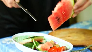 A karpuz bıçağı ile bir taş temizler.