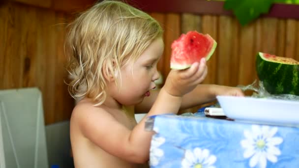 Ребенок ест арбуз . — стоковое видео