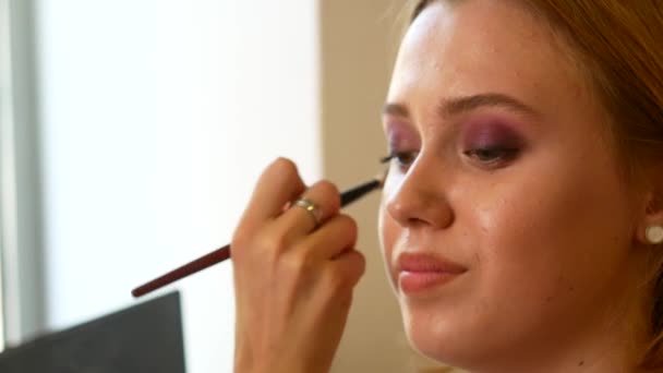 Maquillaje artista hace el maquillaje para el cliente . — Vídeos de Stock