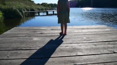 Pier girl on güneşte sevinir.