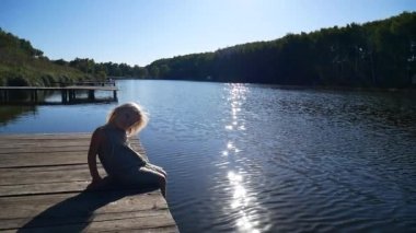 Pier girl on güneşte sevinir.