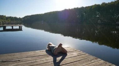 Pier girl on güneşte sevinir.