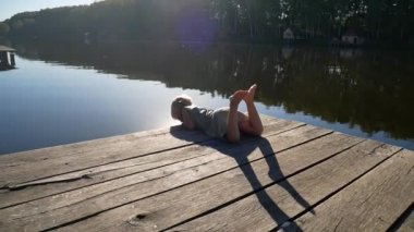 Pier girl on güneşte sevinir.