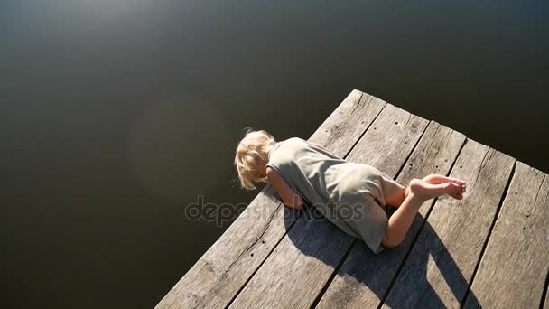 在码头上女孩欢喜在阳光下. — 图库视频影像