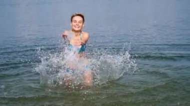 Güzel kız su sıçramalarına