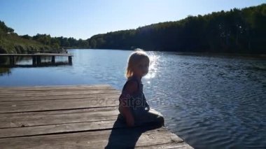 Çocuk köprüden havuzda su çalışır.