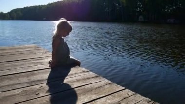 Çocuk köprüden havuzda su çalışır.