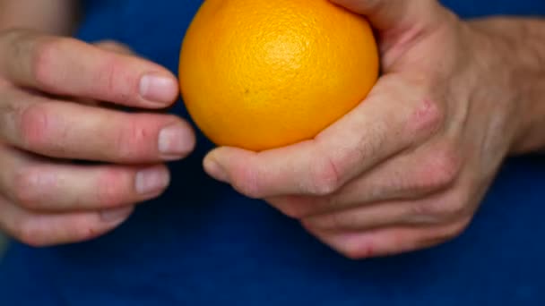 De man heeft psoriasis. Allergie voor citrusvruchten. Close-up van handen. — Stockvideo