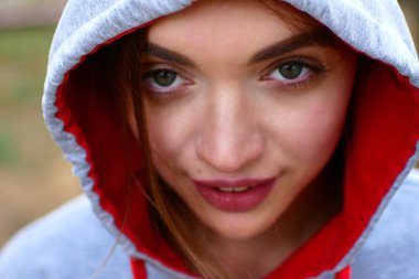 Güzel bir kız sokak portresi. Çok güzel genç kadın.