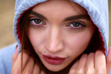 Güzel bir kız sokak portresi. Çok güzel genç kadın.