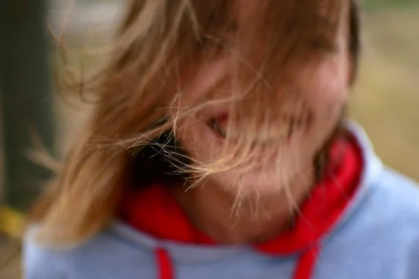 Straat portret van een mooi meisje. Zeer mooie jonge vrouw. — Stockfoto