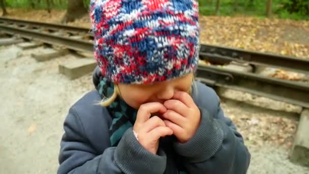 La niña perdió su camino en el bosque y llora. Video con sonido. El niño está llorando fuerte. . — Vídeos de Stock