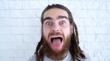 Çeşitli palyaçoluk kılıyor. Adam bükülmüş.