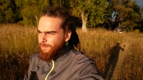 秋のジョギングします。実行時にトレーニングの男。スローモーションでランナーの肖像. — ストック動画