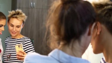 İki arkadaş bir selfie aynaya yakın olun. Gülüyor ve fotoğraf çekmeye etrafında kızlar aptal.