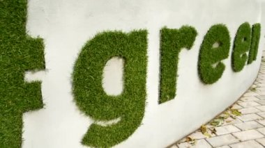Doğa koruma kavramı. Go Green. Yeşil harfler ve hashtag çimlerin üzerinden.
