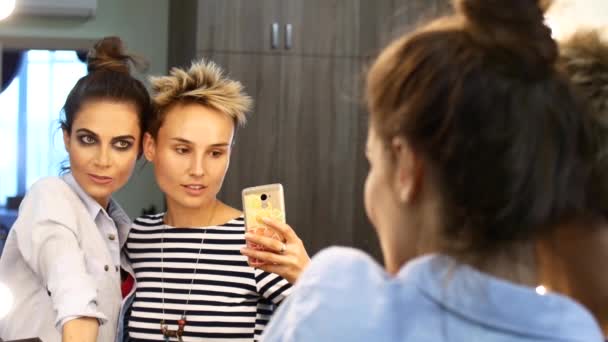 두 친구는 거울 근처 selfie를 확인합니다. 여자는 웃으면서 사진을 찍고 바보짓. — 비디오