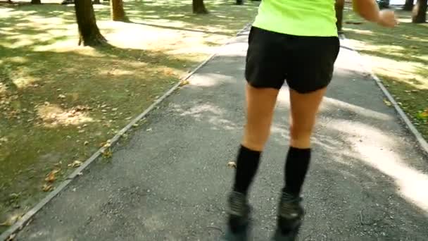 Jovem menina bonita fazendo esportes no parque. Uma mulher pula em sapatos especiais para a aptidão . — Vídeo de Stock