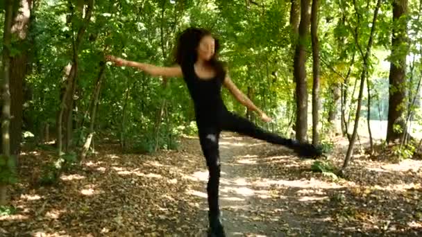 年轻漂亮的女孩在公园里锻炼。一个女人跳上特别的鞋，健身. — 图库视频影像